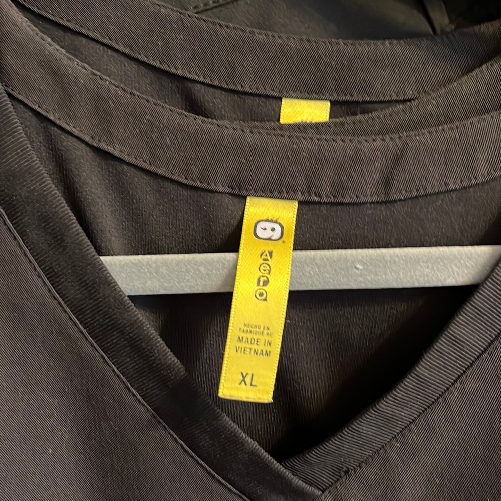 Wonder wink black scrub tops. Xl.